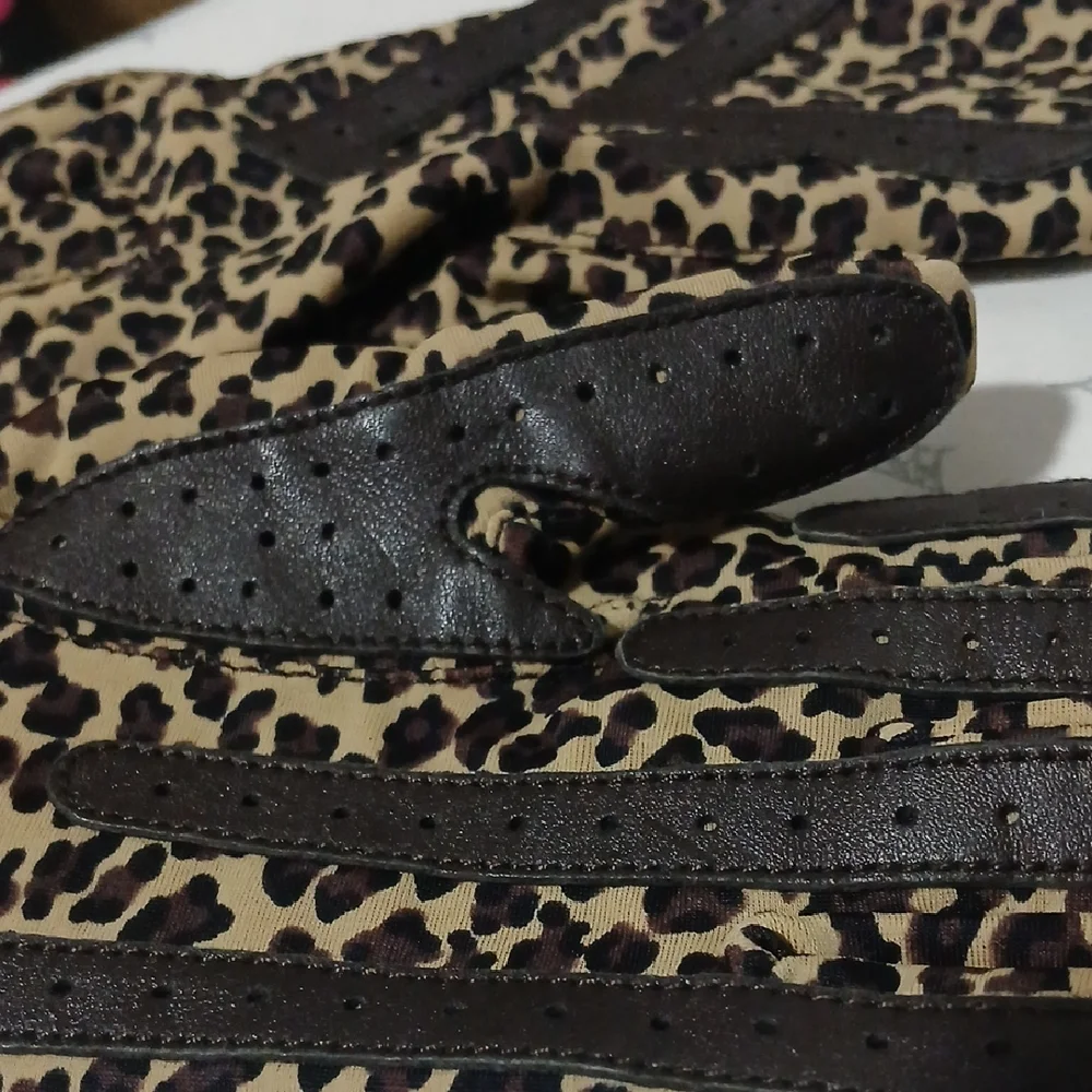 Isotoner Leopard Print Gloves with Brown Accents - Picture 4 of 6